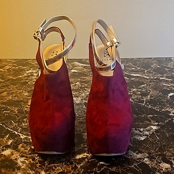 Scene Weaver Shoes - Burgandy and gold straps size 5.5 pumps